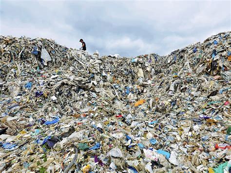 Experts estimate that 300,000 metric tonnes of plastic waste from the united states pollute the ocean every year, which is about 65 news of plastic pollution in the united states continues to make headlines After China Closes its Doors, Malaysia Becomes New Dumping ...