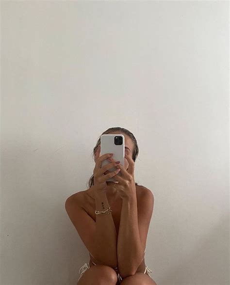 Pin By Mimi On Grace Mirror Selfie Poses Instagram Inspiration