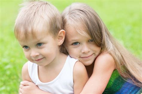 La Hermana Mayor Ayuda A Los Niños Con Sus Lecciones Foto De Archivo