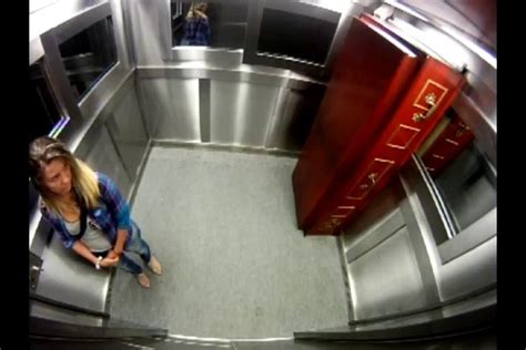 Un cercueil dans un ascenseur Caméra cachée
