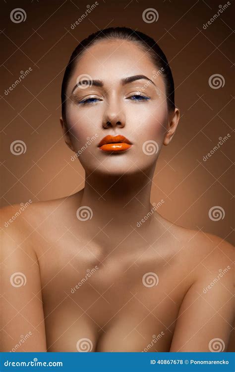 Het Portret Van Mooie Volwassen Kaukasische Vrouw Met Maakt Omhoog Op Brow Stock Foto Image Of