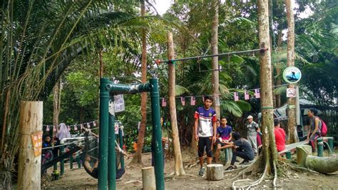 It's located at a major four road crossing point and the village is formed like a square along the roads. Mendaki Bukit Saga