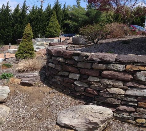 This natural stone veneer has whites, tans, browns, light grays, medium grays, reds, and just about every shade in. PA Field Stone Natural Stone Walls Image 2 - Quarry ...