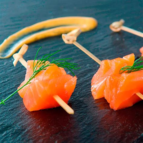 Preparar esta tarta de salmón ahumado es muy sencillo. Salmón con salsa de eneldo | Receta en TELVA.com