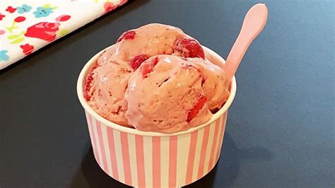 Pour un goûter ou un dessert d'été, cette glace à la fraise vous fera fondre de plaisir ! Glace maison facile et sans sorbetière - La MEILLEURE ...