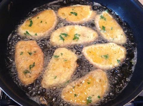 Friggete il pane farcito con mozzarella nell'olio di arachidi caldo, fin quando non appare dorato e croccante in superficie. Pane fritto con l'uovo. Ricetta passo passo | Kikakitchen
