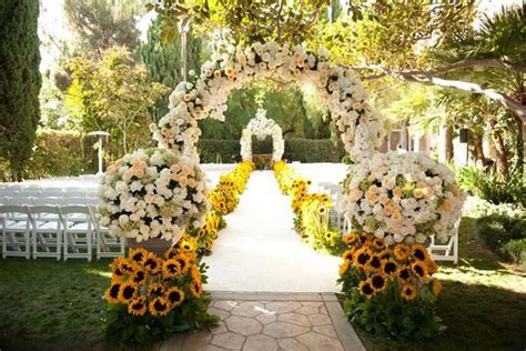 Beautiful Flowers And Unique Sunflower Wedding Decorating