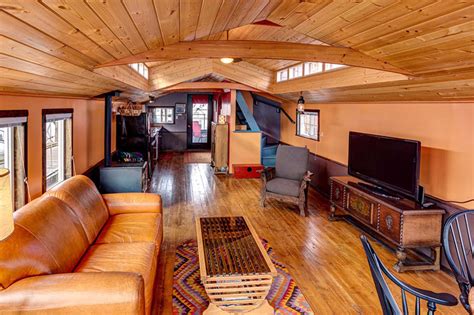 A Beautiful 600 Sq Ft Houseboat In The Seattle Harbor