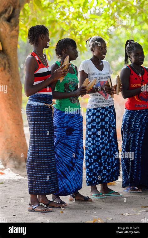 Senegal Women Dance Hi Res Stock Photography And Images Alamy