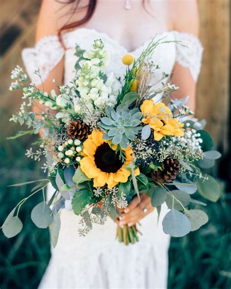 Sunflower Bouquets That Will Brighten Up Your Wedding Day
