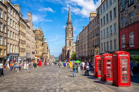 The Royal Mile In Edinburgh The Busiest Street In Edinburghs Old