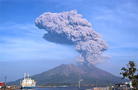 現在、桜島は噴火警戒レベル３（入山規制）です。 桜島で噴火が発生した場合には、１３日２１時から２４時までは火口から西方向、１４日０９時から１２時までは火口から西方向に降灰が予想されます。 定時 降灰予報 （20:00発表）. 桜島噴火 ( 鹿児島県 ) - 超気まぐれをたくのブログ - Yahoo!ブログ