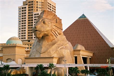 Since its opening in 1997, sunway pyramid had undergone two expansions, in 2007 and again in 2015, increased the total area of the building to. Sunway Pyramid - Yallabook