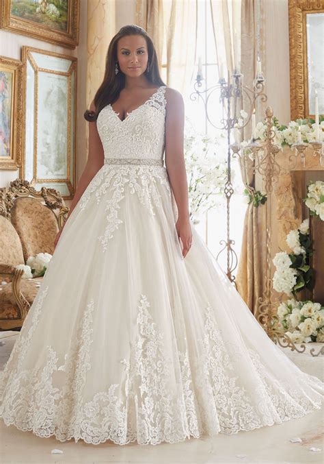 I like to walk a line between traditional and modern. 11 Designer Wedding Dresses in Extended Sizes that We're ...