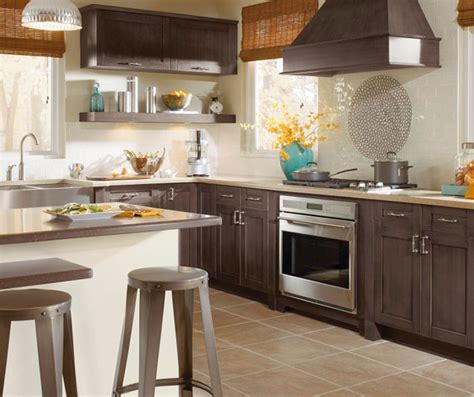 Mastercraft cabinets is your partner for exceptional quality and service from start to finish on any new construction projects. Shaker Style Cabinets in Casual Kitchen - Kitchen Craft