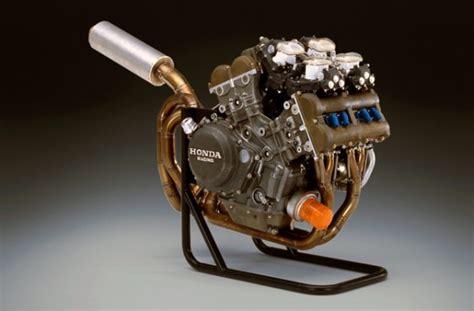 Here the source of info related to honda nr500 collected from internet for your references : Honda NR: la storia del motore a pistoni ovali #LegaNerd