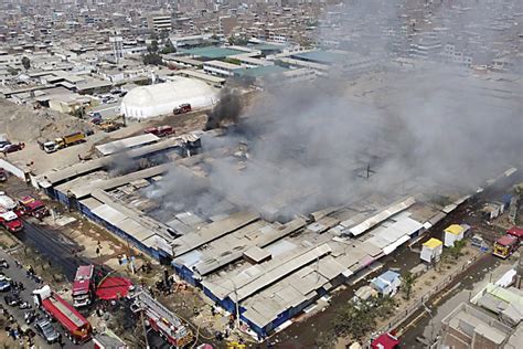 San Juan De Lurigancho Incendio Destruyó 80 De Galería De Canto