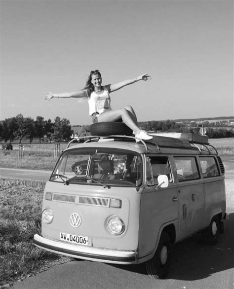 Pin By Uwi Mathovani On Beautifully Dubs 11 Bus Girl Volkswagen Minibus Volkswagen