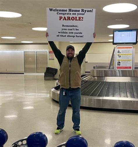 40 Funny Airport Pickup Signs That Made For An Unforgettable Welcome
