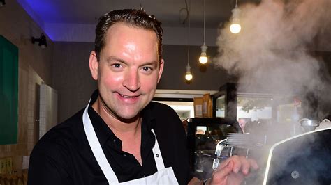 Schauspieler christian kahrmann, der als benny beimer in der lindenstraße spielte, wäre fast an corona gestorben. Soap-Star Christian Kahrmann eröffnet eigenes Café | Promiflash.de