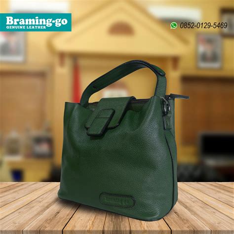 Merk ini juga merupakan brand lokal asal bandung yang menyediakan tas wanita yang bagus dengan bahan berkualitas dan harga terjangkau. Tas Wanita Brand Lokal - Plaza Indo