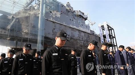 특히 천안함 사건과 관련해 a씨가 천안함 폭침은 자신들의 소행이 아니라는 북한 주장에 동조하고 북한 군사력을 찬양했다고 판단했다. '천안함 추모' 티셔츠 팔아 유족 위해 1천만원 기부한 고3 학생 ...