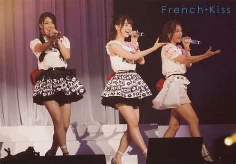 French Kiss Gathering Persons Live Photo Horizontal Type