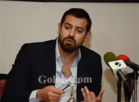 وكان نور الشريف يبلغ من العمر عاما واحدا عندما توفي والده، وبدأ التمثيل في المدرسة حيث انضم إلى فريق التمثيل بها وكان لاعبا في أشبال كرة القدم بنادي الزمالك ولولا حبه للتمثيل لتجه لكرة القدم وبعد أن حصل على الثانوية العامة التحق بكلية التجارة. جولولي | عمرو يوسف يساند مي نور الشريف في جنازة والدها.. صور