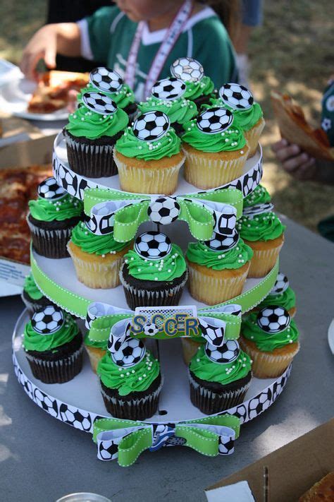 Una volta pronto l'impasto è bene cuocerlo subito. Cupcakes de fútbol … | Compleanno a tema calcio, Feste a ...