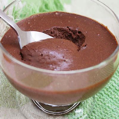 São apenas três ingredientes e fica uma delícia! Mousse de Chocolate com Leite Condensado