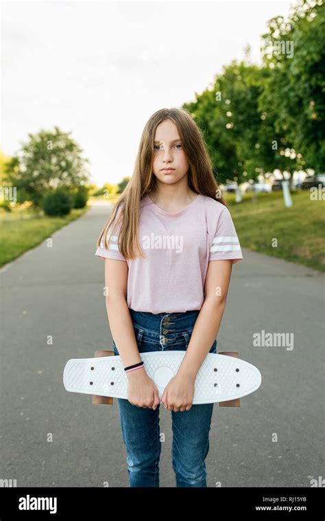 Jugendlich Mädchen 10 15 Jahre Alt Stehen Auf Der Straße In Den Händen Eines Skate Im Sommer