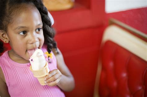 girl licking ice cream cone kostenloser foto download freeimages