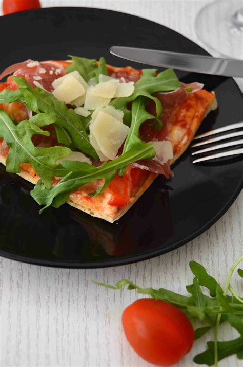 Grüner salat mit tomaten,gurken,paprika,bohnen,karotten,käse,schinken,ei und senfdressing Pizza mit Rucola und Parmaschinken | Rucola pizza ...