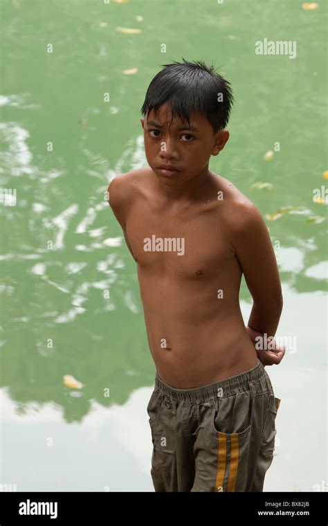 Ein Filipino Junge Steht In Der N He Von Einem Teich Nach Dem Schwimmen