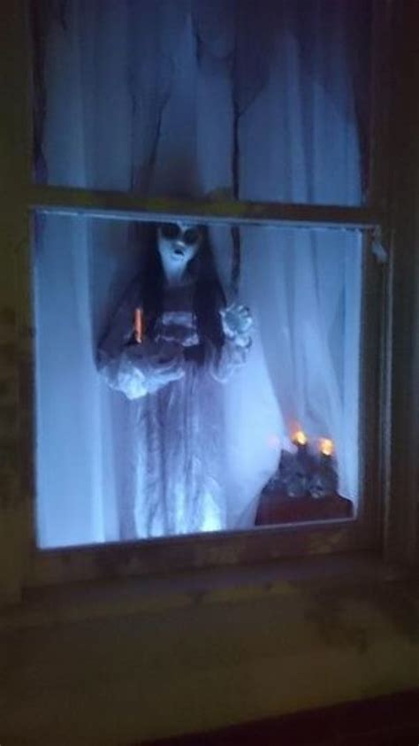 20 Spooky Halloween Window Projections