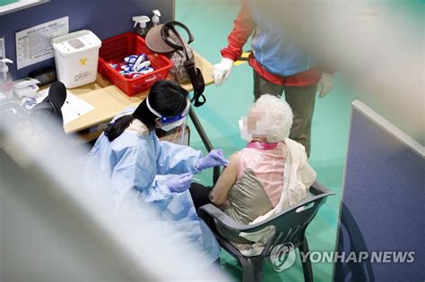 해리스 박사는 또한 화이자 백신이 먼저 출시된 이유는 주로 젊은 의료보건 종사자들 등을 위해 초저온에서 보관해야 했기 때문이라고 말했다. 백신 1차접종 3만9천169명↑ 총 339만5천104명…인구대비 6.6%(종합 ...