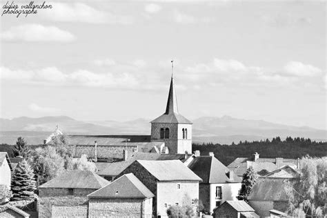 Le Massif Du Sancy Vu Dune église En Creuse Eglise Noir Et Blanc