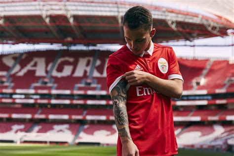 Sl benfica live score (and video online live stream*), team roster with season schedule and results. Benfica thuisshirt 2017-2018 - Voetbalshirts.com