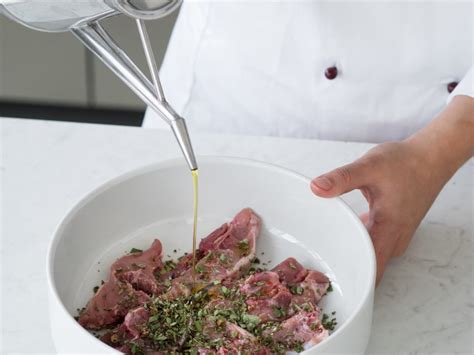 Al ristorante la tavernetta da elio, la trattoria toscana preferita da indro montanelli e bottega storica. Braciole di cinghiale con fagioli di Sorana | Sale&Pepe