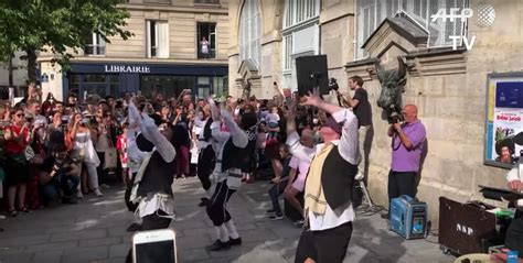À Paris 200 Personnes Se Sont Réunies Pour Reproduire La Célèbre Danse