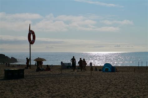 Der Beliebte Familienstrand Praia Das Maçãs Bei Colares Und Hinter Sintra