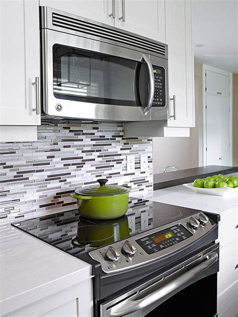 Saturate another clean cloth with hydrogen peroxide and lay it on the stain for five minutes. How to Remove Stains from Tile
