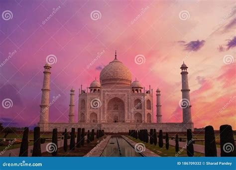 Taj Mahal In Pink Sky Early Morning Stock Photo Image Of Pink