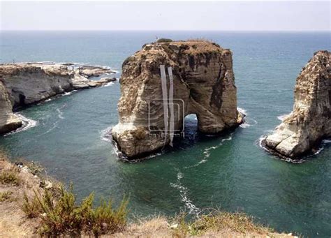 يقع مطار بيروت رفيق الحريري الدولي على بعد حوالي 9 كم جنوب وسط المدينة، وهو مرفق حيوي يساهم في قطاعي الأعمال والسياحة في لبنان من خلال ربط البلاد بالعالم الخارجي. «صخرة الروشة» ببيروت تحمل أسماء ضحايا الحرب الإسرائيلية ...