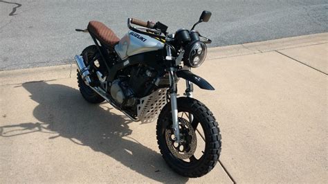 4 tiempos, refrigeración por aire la suzuki gs500 monta un chasis de doble viga de acero con doble cuna en tubo de acero utilicé un kit de fibra de vidrio grande de 1 kg y algunas tiras tejidas adicionales (puestas de forma alterna). 2005 GS500F | Scrambler Project | Scrambler, Suzuki ...