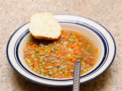 Las lentejas, en sus múltiples variedades, intervienen en gran número de recetas tradicionales de la cocina nacional e internacional. 3 formas de hacer sopa de lentejas - wikiHow