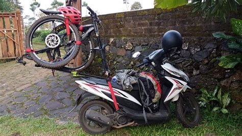Namun, anda harus tetap jeli ketika hendak membeli motor maupun suku cadang motor agar bisa mendapatkan produk yang masih bagus meski budget terbatas. Jual Alat pengangkut sepeda di Motor Honda Vario di lapak Abiy Adan Ramadan abiy_ramadan