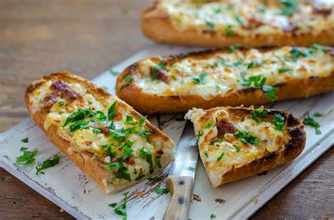 Gefülltes Baguette im Ofen Schnelles Abendessen