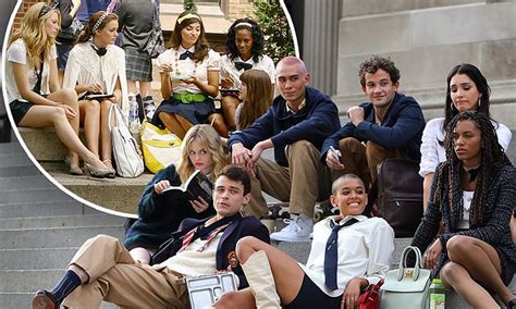 Gossip Girl Reboot Revisits The Famous Stairs Of The Met In New Look At The Series Daily Mail