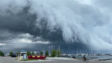 Timelapse Captures Arcus Cloud Rolling Over Lake Michigan Youtube